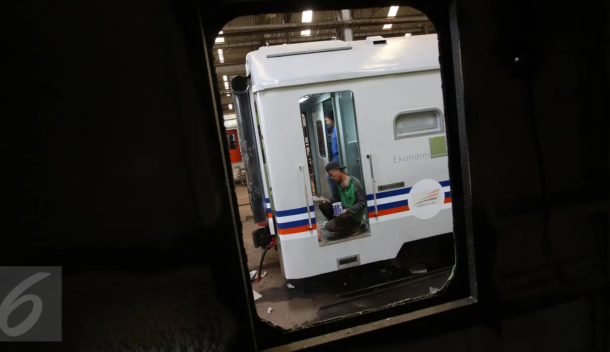 Pekerja melakukan perawatan kereta di Balai Yasa, Manggarai, Jakarta, Senin (20/6). Jelang arus mudik lebaran, PT KAI terus berupaya menjaga kenyamanan dan keamanan bagi para penumpang. (Liputan6.com/Immanuel Antonius)