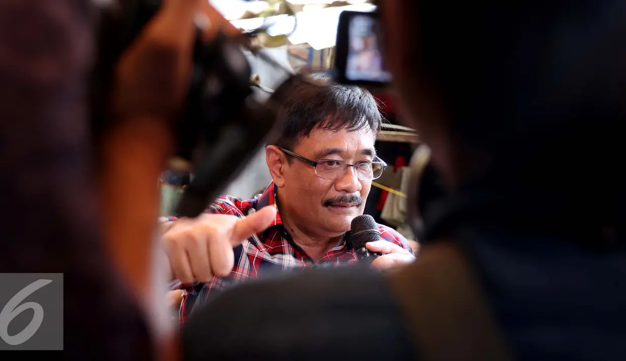 Djarot Saiful Hidayat menyampaikan isi kampanyenya di Kawasan Kapuk, Cengkareng, Jakarta Barat, Minggu (30/10). Dalam kampanyenya Djarot berjanji akan menata kawasan kapuk menjadi kampung deret yang layak huni jika terpilih. (Liputan6.com/Gempur M. Surya)