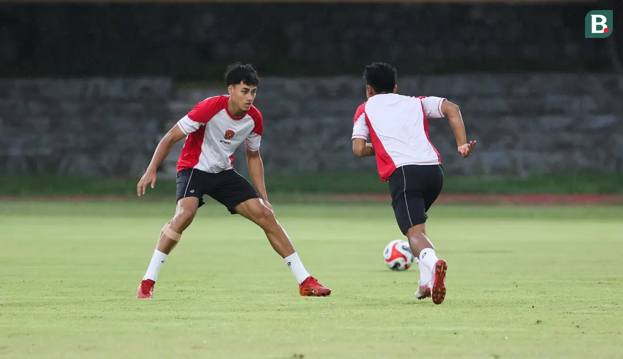 Pemain Timnas Indonesia, Rafael Struick melakukan latihan resmi jelang laga terakhir Grup B Piala AFF 2024 melawan Filipina di Stadion Sriwedari, Solo, Jawa Tengah, Jumat (20/12/2024). (Bola.com/Abdul Aziz)