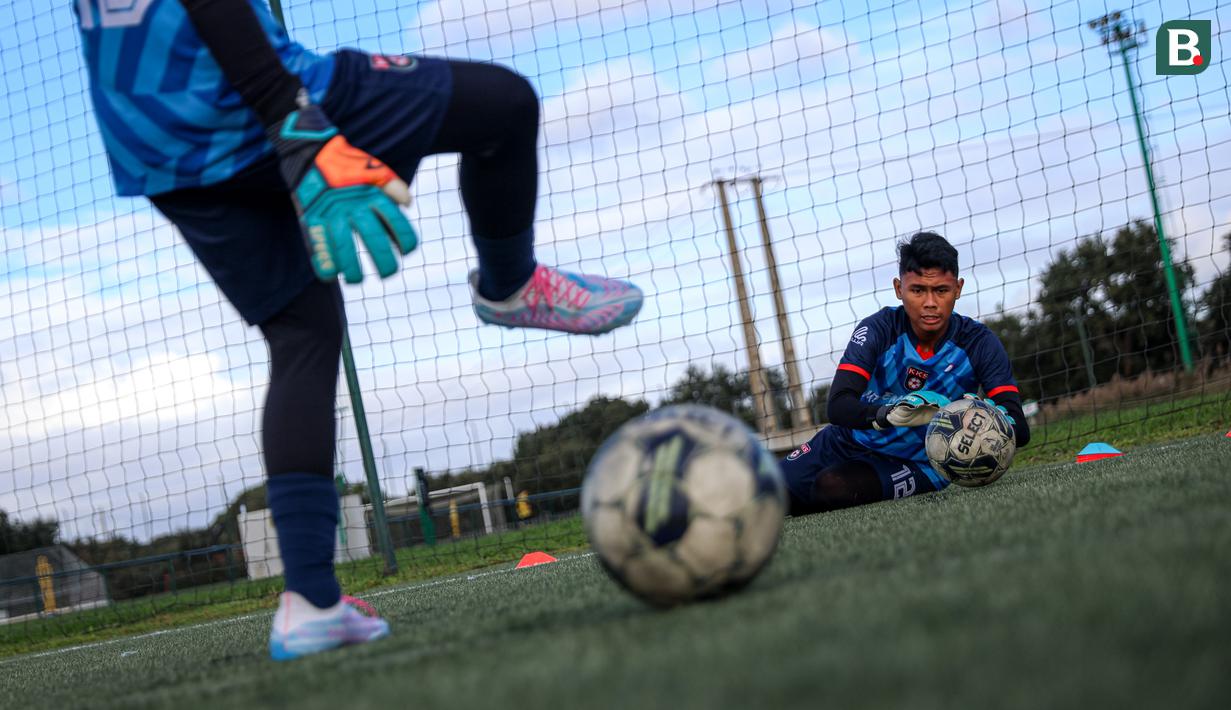 Menu latihan kali ini berbagai macam, mulai dari latihan kecil hingga melakukan uji tanding. Metode latihan seperti itu merupakan latihan yang biasa diterapkan di Akademi Sporting. (Bola.com/Bagaskara Lazuardi)