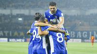 Para pemain Persib Bandung menghampiri Adam Alis yang mencetak gol ke gawang Selangor FC dalam laga ketiga di Grup G AFC Champions League 2025/2026 di Stadion Gelora Bandung Lautan Api, Bandung, Kamis (23/10/2025). (Dok. Persib)