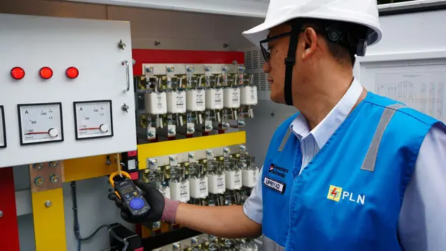 Manager PLN UP3 Cempaka Putih, Supriyadi melakukan pengecekkan instalasi listrik di venue acara demi keandalan pasokan listrik. (Dok PLN)