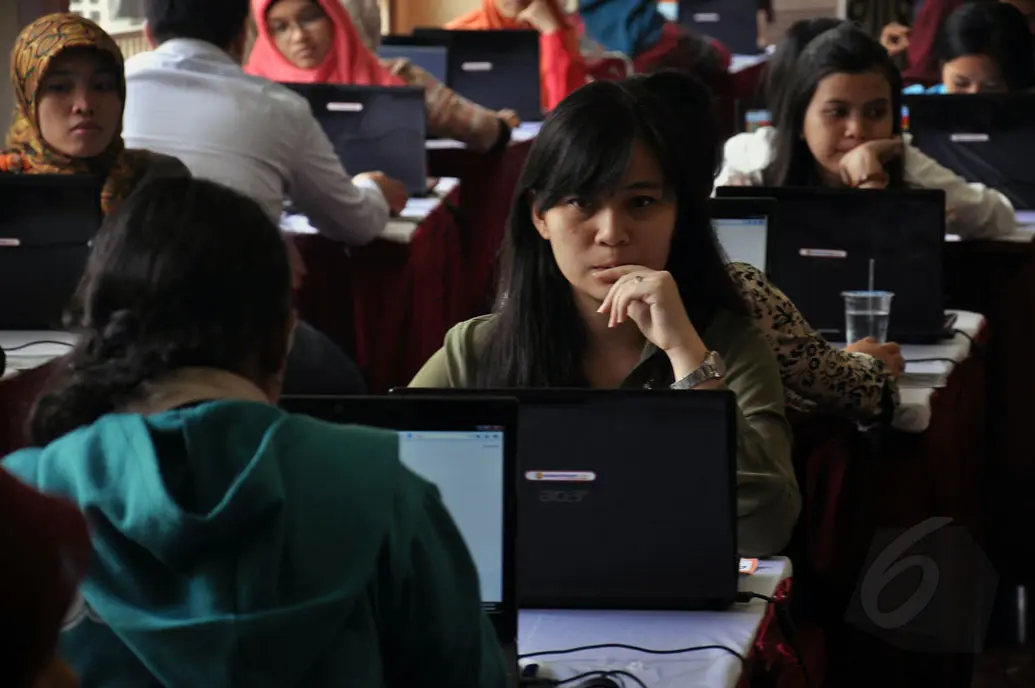 Beberapa peserta tes CPNS melakukan simulasi sistem tes seleksi CPNS berbasis on-line di Jakarta, (20/8/2014). (Liputan6.com/Miftahul Hayat)