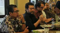 Ketua Umum AMPG, Yorrys Raweyai (kedua kiri) bersama Ketua DPP Golkar Agun Gunandjar (kiri), Tantowi yahya (ketiga kanan), Nurul Arifin (kedua kanan) dan Melchias Marcus saat pertemuan di Restoran Puang Oca, Jakarta, (16/2). (Liputan6.com/JohanTallo)
