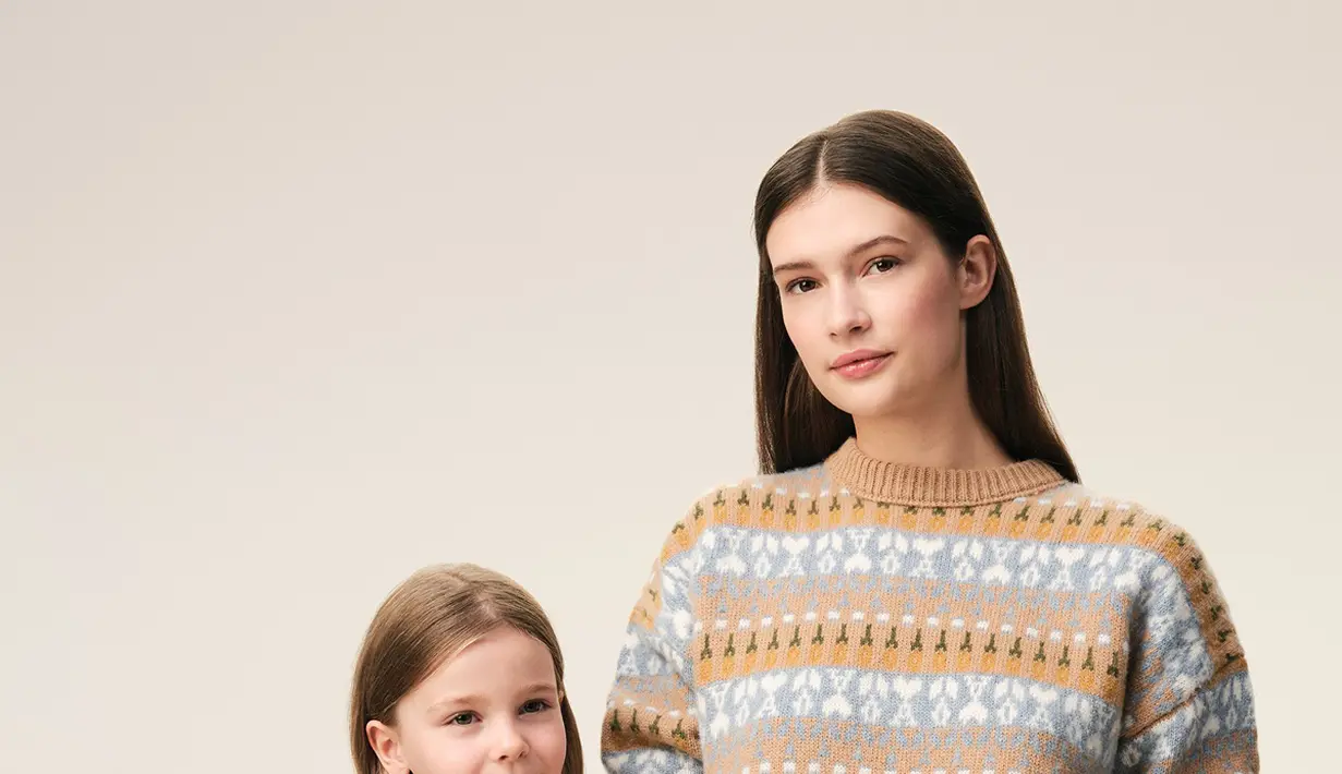  limited-edition wardrobe untuk anak-anak. Knitwear dan jersey mini ini memungkinkan si kecil tampil senada dengan orang tuanya. Perfect untuk keluarga yang ingin memotret momen liburan dengan outfit yang harmonis. [Dok/Ami Paris].