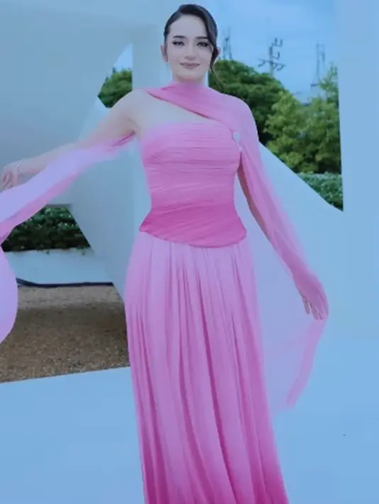 Pesona princess Enzy Storia pakai sebuah dress pink dengan aksen selendang yang dililitkan di seluruh tubuhnya. [Foto: Instagram/enzystoria]