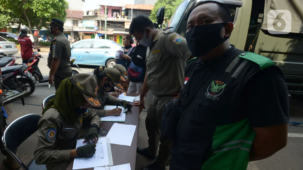 Sanksi Pelanggar PSBB di Pasar Gembrong