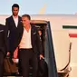 Pelatih Timnas Iran, Carlos Queiroz, dan pemainnya saat tiba di Rusia untuk Piala Dunia 2018 (5/6/2018). (AFP/Yuri Kadobnov)