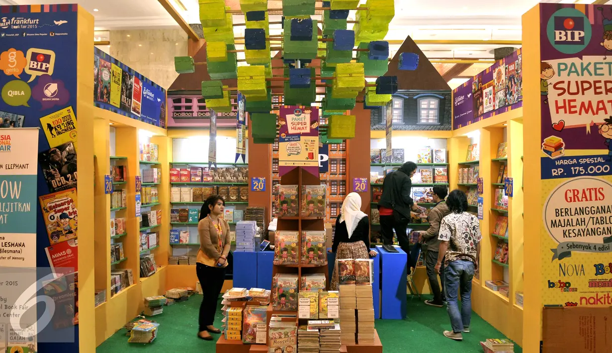 Pengunjung melihat buku di acara pembukaan pameran  Indonesia International Book Fair (IIBF) 2015, JCC Senayan, Jakarta, Rabu (2/9/2015). Pameran Buku yang berlangsung hingga tanggal 6 September mendatang. (Liputan6.com/Johan Tallo)