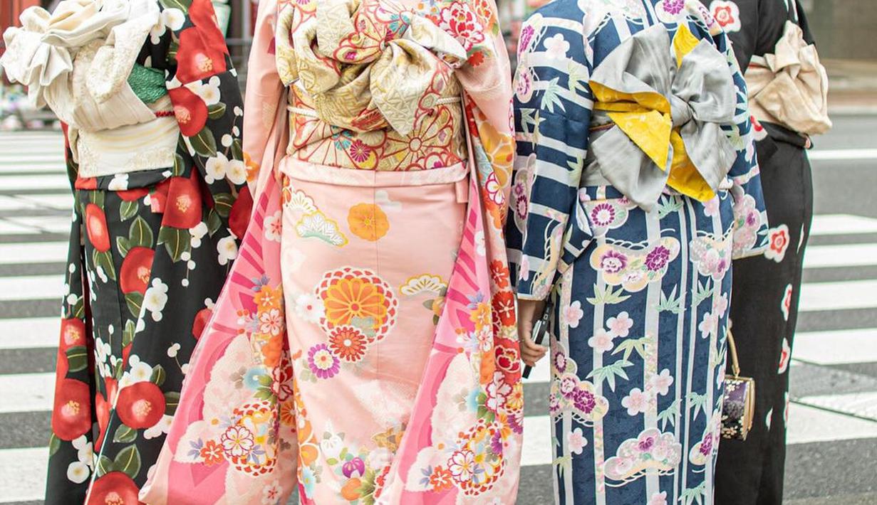 Keakraban Natasha Rizky, Nina Zatulini, Ratna Galih, dan Dian Ayu Lestari memang sering mencuri perhatian penggemar. Potret liburan mereka di Jepang kali ini menjadi inspirasi bagi banyak orang yang ingin tampil modis namun tetap sopan saat mencoba pakaian tradisional negara lain.  (Liputan6.com/IG/@ninazatulini22)