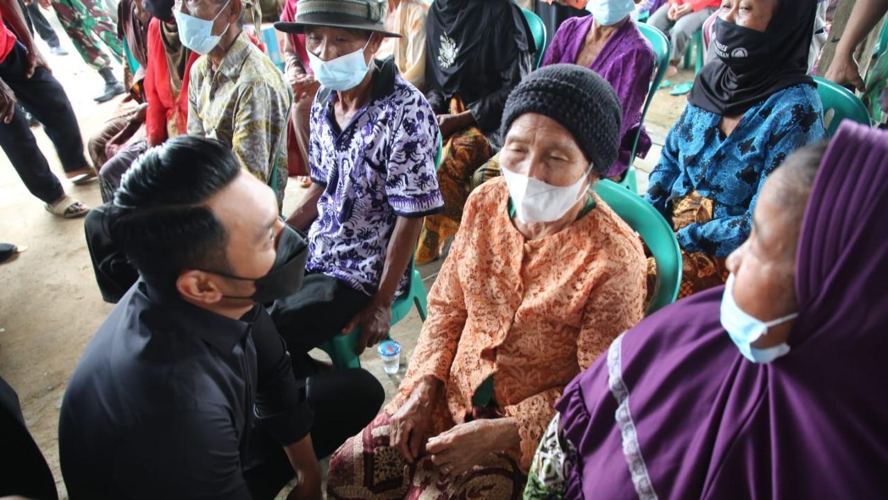Bupati Tuban, Aditya Halindra Faridzky ketika menyapa para Lansia. (Liputan6.com/Ahmad Adirin)