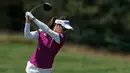 Pegolf Korea Selatan, So Yeon Ryu bersiap melakukan pukulan pada putaran final Amerika Terbuka di Trump National Golf Club-New Jersey, 16 Juli 2017 waktu setempat. Sejumlah pegolf cantik ikut serta pada turnamen golf ini. (Matt Sullivan/Getty Images/AFP)