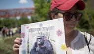 Gambar gorila Harambe yang dikenang setelah ditembak mati akibat anak tiga tahun jatuh ke kandangnya di Cincinnati Zoo & Botanical Garden.(AP/John Minchillo, File)