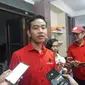 Bakal calon Wali Kota Solo, Gibran Rakabuming Raka usai menggelar pertemuan dengan para sesepuh PDIP Solo, Kamis (19/12).(Liputan6.com/Fajar Abrori)