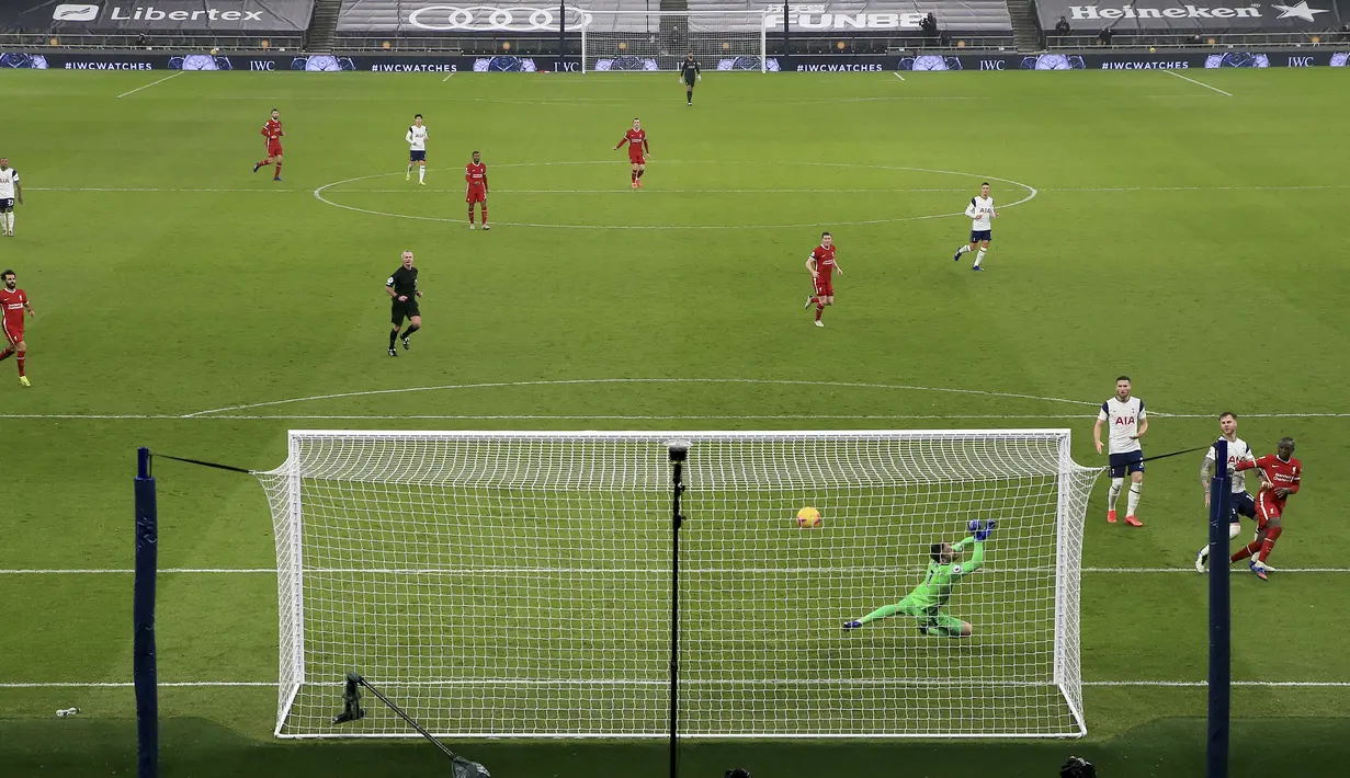 Penyerang Liverpool, Sadioa Mane (kanan) saat mencetak gol ke gawang Tottenham Hotspur pada pertandingan lanjutan Liga Inggris di Stadion Tottenham Hotspur, London, Jumat (29/1/2021). Kemenangan tersebut membuat Liverpool kembali ke peringkat 4 klasemen. (Catherine Ivill/Pool via AP)