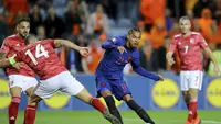 Calvin Stengs mencetak gol keempat timnya melewati pemain Gibraltar Roy Chipolina&nbsp;pada pertandingan kualifikasi grup B Euro 2024 antara Gibraltar dan Belanda, di Stadion Argarve di luar Faro, Portugal, Rabu&nbsp;(21/11/2023). (AP Photo/Joao Matos)