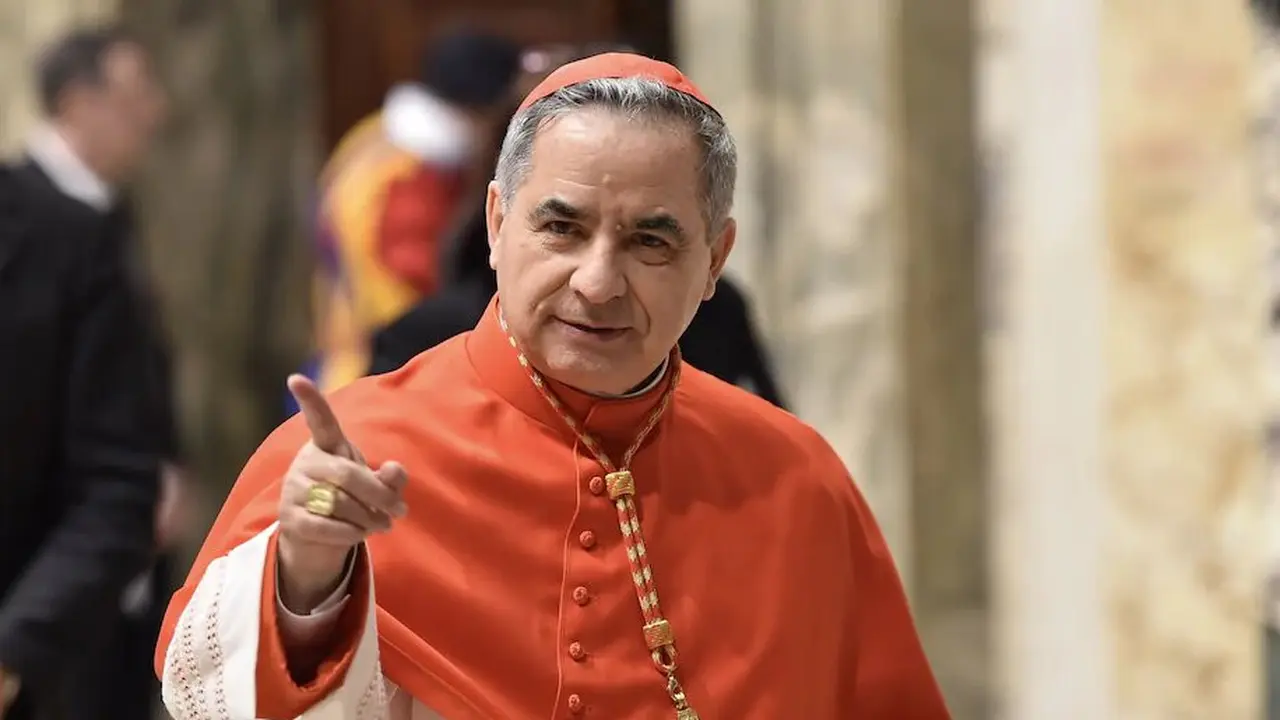 Kardinal Angelo Becciu, kepala badan Vatikan yang bertanggung jawab atas Kanonisasi, mengundurkan diri, menurut Vatikan dalam sebuah pernyataan pada 24 September 2020.