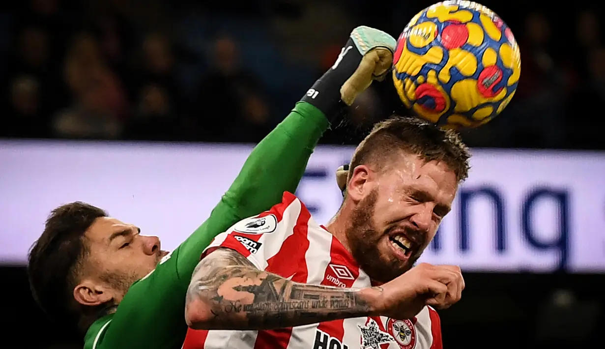 Kompetisi sepak bola di lima liga top Eropa yang rata-rata telah menyelesaikan di atas 20 laga tentunya telah menghasilkan para pemain terbaik di posisinya. Di sektor kiper, 5 perwakilan terbaik dengan total raihan clean sheet terbanyak pun telah terpilih. (AFP/Paul Ellis)