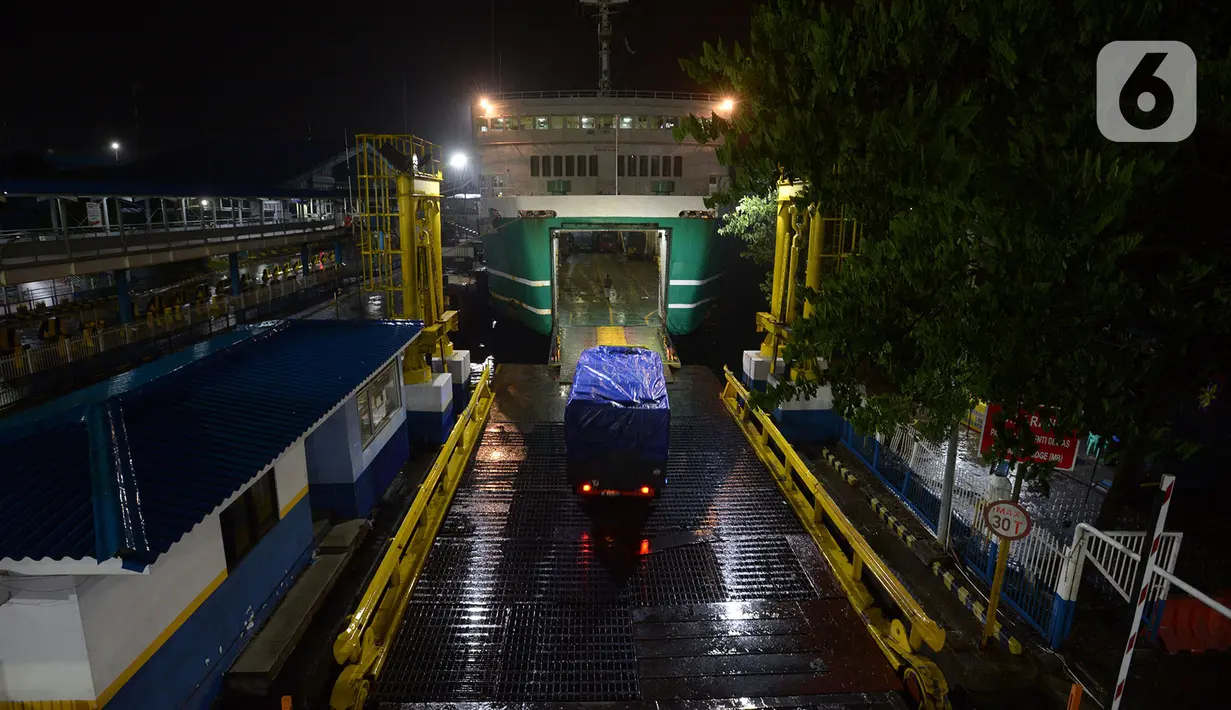 Truk yang akan menyeberang memasuki kapal di Pelabuhan Merak, Banten, Selasa (19/5/2020). Memasuki H-6 Lebaran, arus penyeberangan penumpang maupun kendaraan terpantau masih sepi. (merdeka.com/Imam Buhori)
