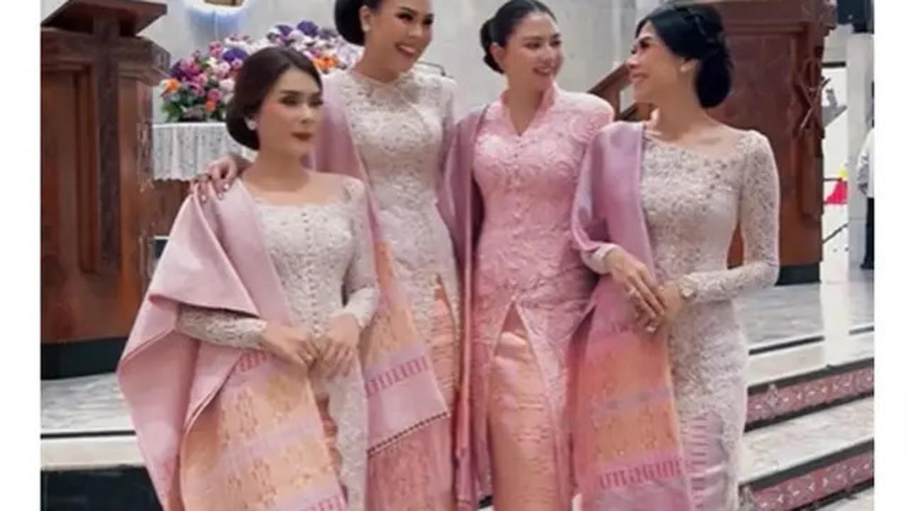 6 Potret Jessica Mila di Pembaptisan Putrinya, Padukan Songket dan Kebaya Pink