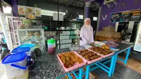 Pemerintah daerah meniadakan Pasar Ramadan yang memaksa pedagang takjil berjualan di depan rumah.