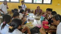 Pemprov NTT mulai menerapkan pemberian makan siang gratis untuk pelajar SMA dan SMK serta SLB yang ada di wilayah tersebut. (Liputan6.com/ Dok Ist)