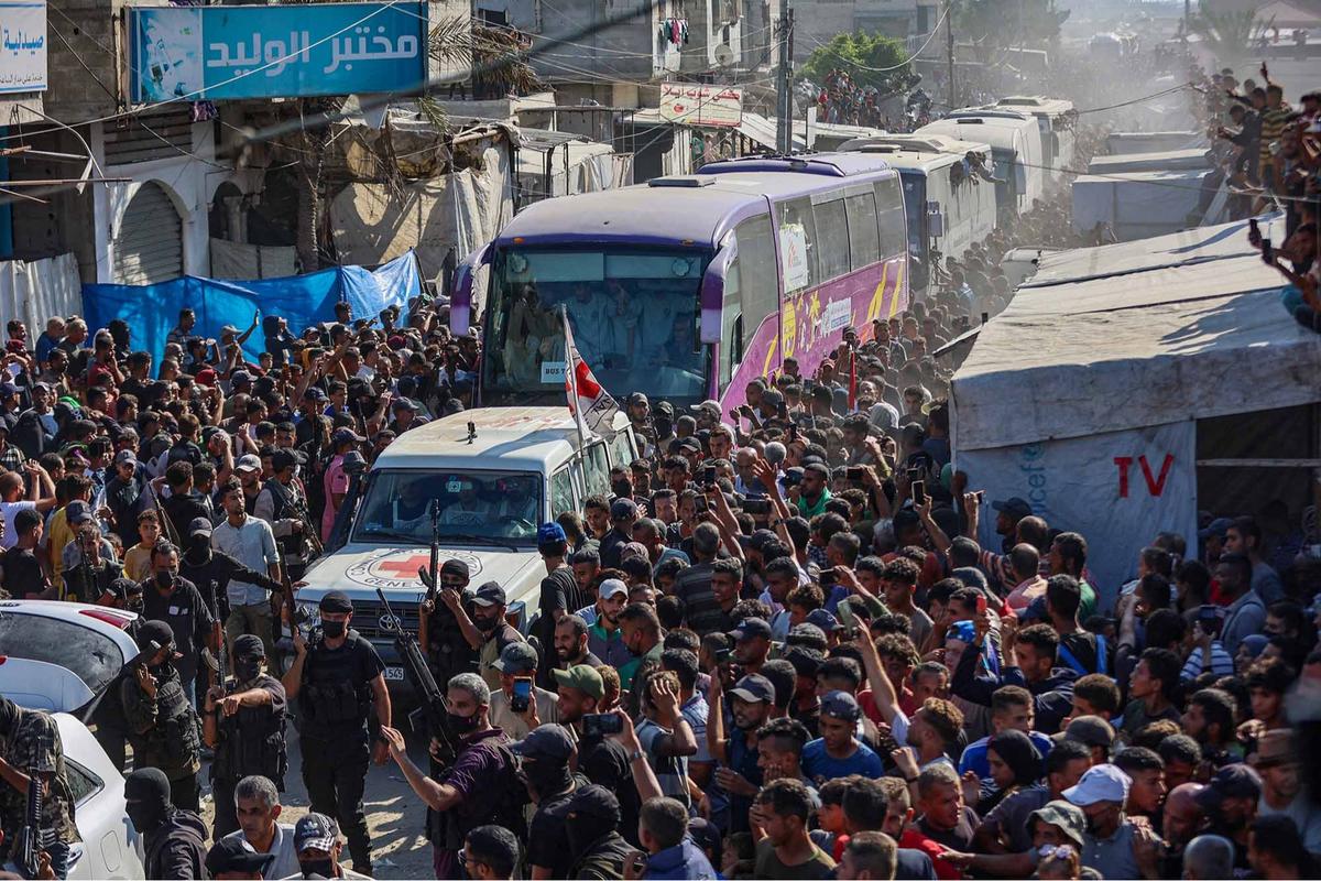 FOTO: Ribuan Tahanan Palestina Dibebaskan, Warga Gaza Sambut dengan Tangis dan Sorak Kemenangan