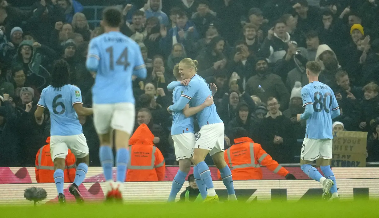 <p>Penyerang Manchester City, Erling Haaland (tengah) berselebrasi setelah mencetak gol pembuka timnya ke gawang Liverpool selama pertandingan babak 16 besar Piala Liga Inggris di stadion Etihad di Manchester, Inggris, Jumat (23/12/2022). Man City menang tipis atas Liverpool 3-2. (AP Photo/Jon Super)</p>