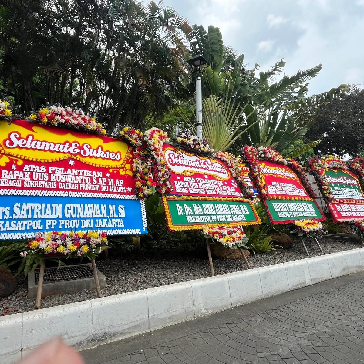 Jejeran Karangan Bunga Penuhi Balai Kota Jelang Pelantikan Sekda DKI Anyar