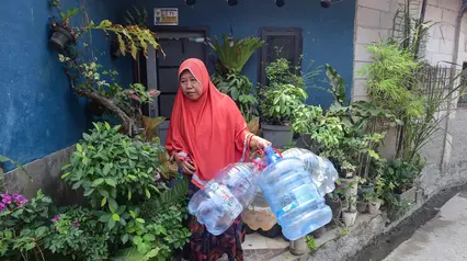 Bantuan Air Bagi Warga Depok yang Kesulitan Air Bersih akibat Kemarau Panjang dan Air PDAM Mati