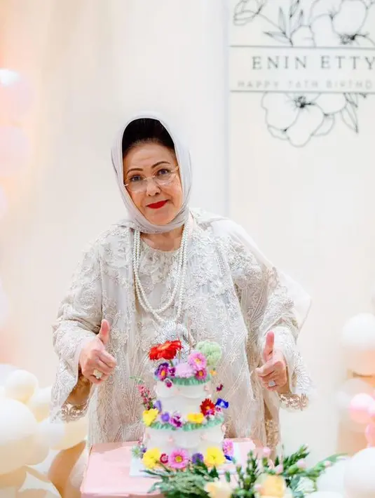 Sang ibunda tampil mengenakan dress panjang putih yang dihiasi embroidery. Ditambah dengan dua kalung panjang mutiara. [@mieke_amalia]