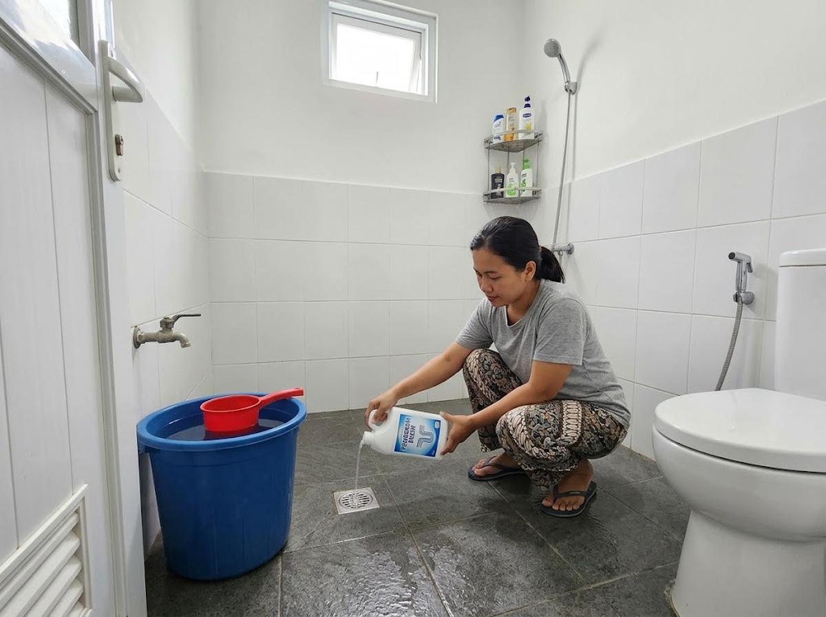9 Cara Mencegah Cacing Keluar dari Saluran Pembuangan Kamar Mandi, Praktis Dilakukan