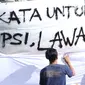 Warga menandatangani spanduk dukungan anti korupsi yang dibentangkan saat Hari Bebas Kendaraan di kawasan Bundaran HI, Jakarta, Minggu (10/12). Aksi dilakukan untuk memperingati Hari Anti-Korupsi Sedunia, 9 Desember. (Liputan6.com/Helmi Fithriansyah)