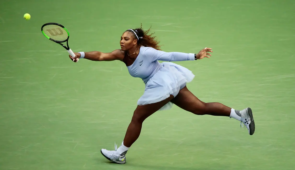 Serena Williams mengembalikan tembakan Kaia Kanepi selama putaran keempat turnamen tenis AS Terbuka di New York, Amerika Serikat, Minggu (2/9). Serena tampil dengan kostum bak penari balet saat bertanding di AS Terbuka. (AP Photo/Andres Kudacki)