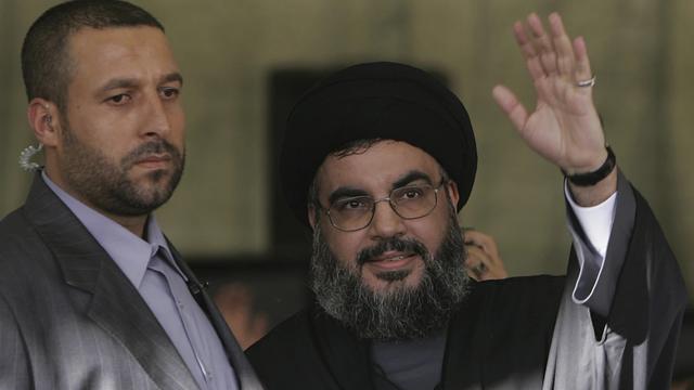 Pemimpin Hizbullah Sayyed Hassan (kanan) dan mantan pengawal pribadinya Yasser Karnabash  (AP)