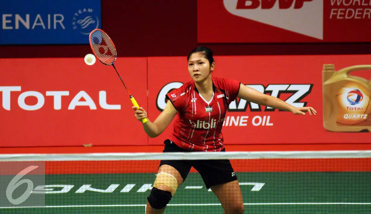 Pebulutangkis tunggal putri Indonesia, Lindaweni Fanetri mengembalikan bola ke arahSoraya De Visch Eijbergen (Belanda) di Total BWF Championships 2015 di Jakarta, Senin (10/8/2015). Lindaweniunggul 21-13 dan 21-15. (Liputan6.com/Helmi Fithriansyah)
