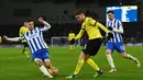 Pemain Brighton and Hove Albion Joel Veltman (kiri) berebut bola dengan pemain Chelsea Jorginho (tengah) pada pertandingan sepak bola Liga Inggris di American Express Community Stadium, Brighton, Inggris, 18 Januari 2022. Pertandingan berakhir 1-1. (Glyn KIRK/AFP)