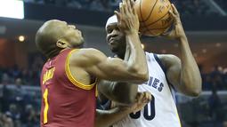 Pemain Memphis Grizzlies, Zach Randolph (kanan) berebut bola dengan pemain Cleveland Cavaliers,  James Jones (kiri) pada laga NBA di FedExForum, (14/12/2016). Memphis menang 93-85. (Reuters/Nelson Chenault-USA TODAY Sports)