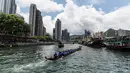  Suasana perlombaan perahu naga dalam peringatan tahunan Tuen Ng atau Festival Perahu Naga di Hong Kong, Kamis (9/6). Festival tersebut digelar tiap bulan kelima penanggalan Tiongkok. (Anthony WALLACE/AFP)