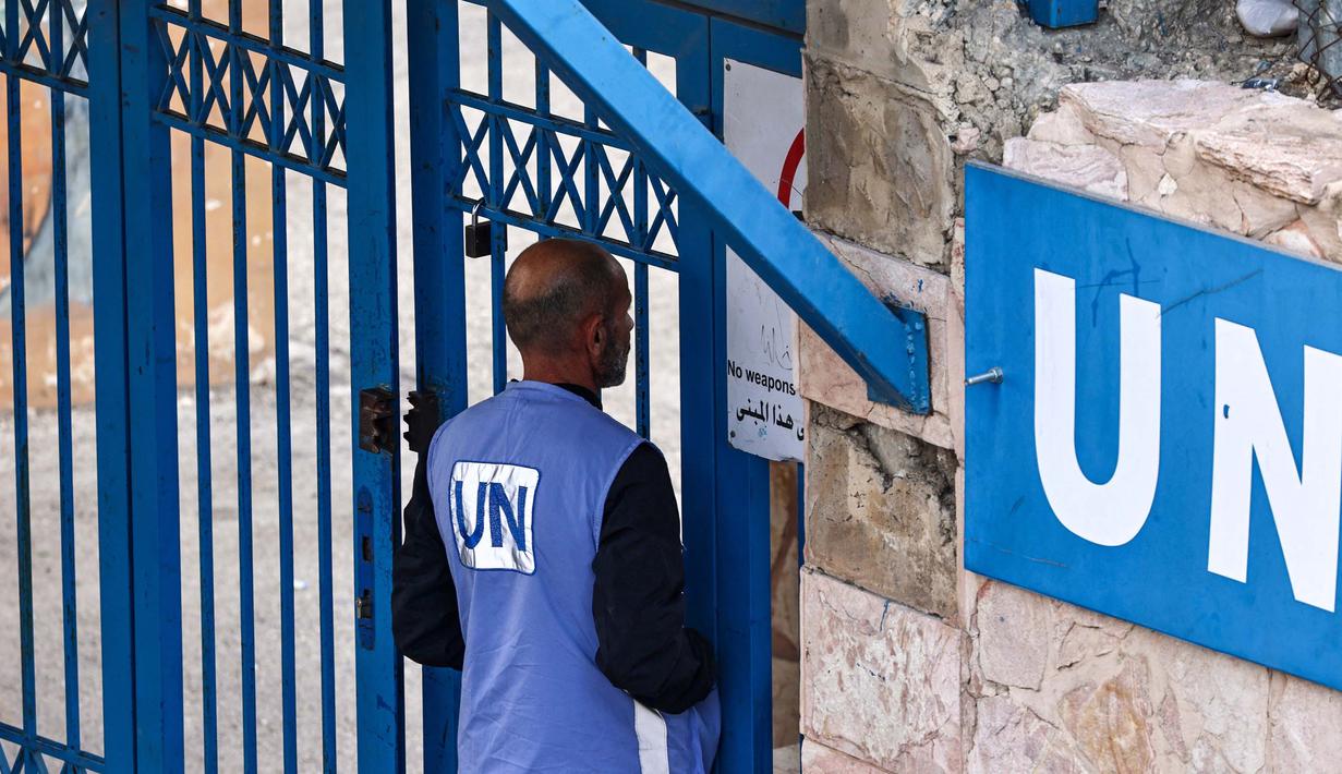 Sebelumnya, pada pekan lalu, parlemen Israel mengesahkan dua Undang-undang (UU) yang melarang UNRWA beroperasi serta melarang otoritas Israel menghubungi badan PBB tersebut. UNRWA adalah badan yang menjadi penyedia utama bantuan bagi warga Palestina di Jalur Gaza. (Zain JAAFAR/AFP)