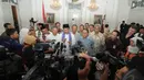  Jokowi langsung dikerumuni wartawan usai penandatangan kerjasama pembebasan lahan untuk normalisasi Kali Pasanggrahan, Balai Kota, Jakarta, Jumat (30/5/2014) (Liputan6.com/Herman Zakharia).