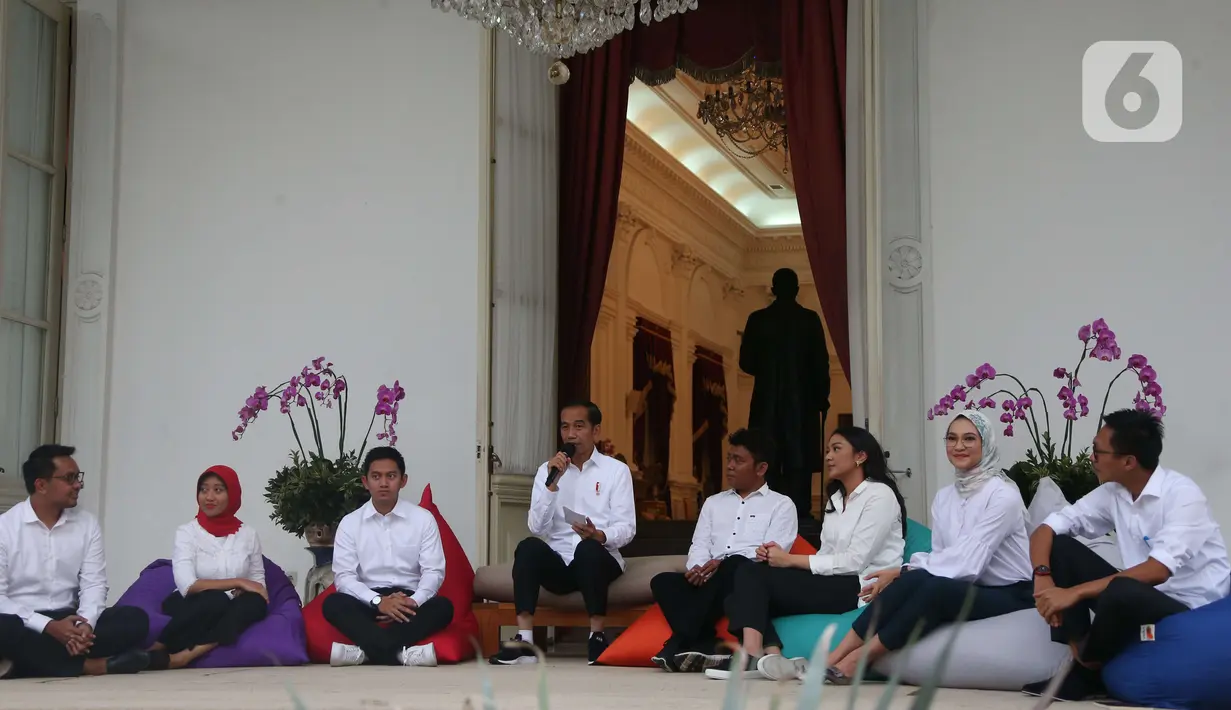 Presiden Joko Widodo mengenalkan staf khusus di Istana Merdeka, Jakarta, Kamis (21/11/2019). Staf khusus baru dari kalangan milenial yakni CEO Amartha Andi Taufan Garuda Putra, Perumus Gerakan Sabang Merauke Ayu Kartika Dewi. (Liputan6.com/Angga Yuniar)
