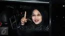 Cawagub DKI Jakarta, Sylviana Murni meninggalkan gedung Ombudsman usai menjalani pemeriksaan Dir Tipikor Bareskrim Polri, Jakarta, Rabu (2/1). Ia diperiksa sebagai saksi dugaan korupsi dana hibah Kwarda Pramuka Jakarta. (Liputan6.com/Helmi Fithriansyah)