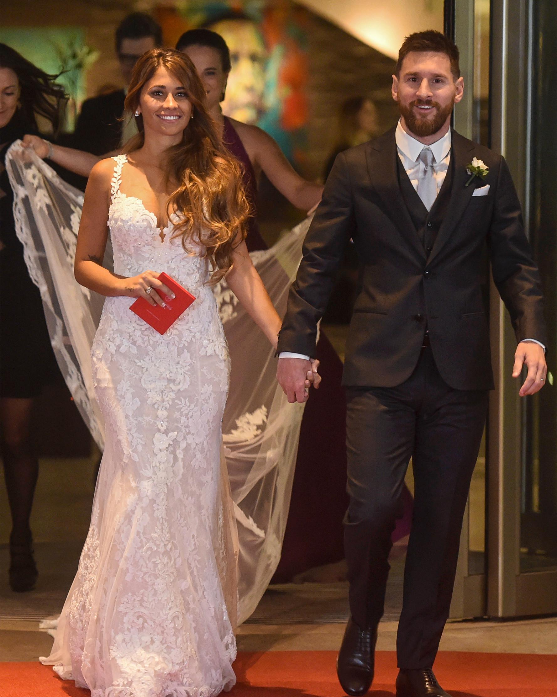 Bintang sepak bola, Lionel Messi berjalan di karpet merah bersama istrinya Antonella Roccuzzo di Rosario, provinsi Santa Fe, Argentina (30/6). Messi menikahi Antonella yang dikenalnya sejak usia 5 tahun. (AFP Photo/Eitan Abramovich)