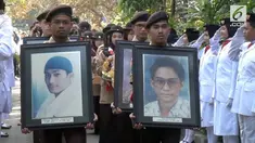 20 tahun yang lalu pergerakan mahasiswa menuntut reformasi di era Presiden Soeharto menggaung di Jakarta. 4 orang mahasiswa universitas Trisakti tewas dalam demonstrasi tersebut.