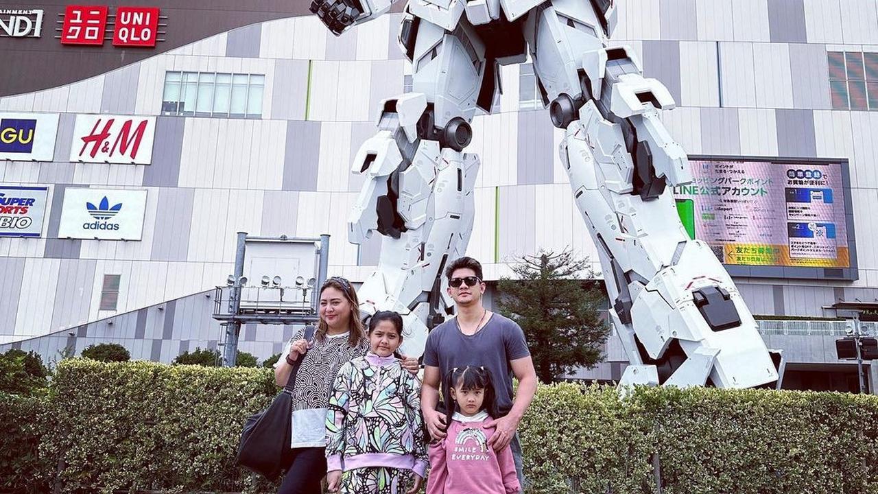 Kisah cintanya dengan Audy, yang dimulai dari kesamaan minat dalam dunia film, kini telah diberkahi dengan kehadiran dua orang anak, yaitu Atreya Syahla Putri Uwais dan Aneska Layla Putri Uwais.