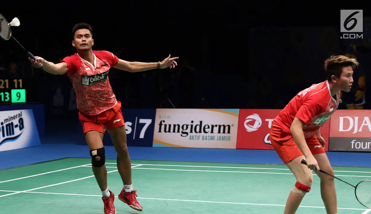 Ganda Campuran Indonesia, Tontowi Ahmad/Liliyana Natsir menahan kok dari Chan Peng Soon/Yen Wei Peck (Malaysia) di Semifinal Indonesia Open 2017, Jakarta, Sabtu (17/6). Tontowi/Liliyana unggul 21-13, 21-14. (Liputan6.com/Helmi Fithriansyah)