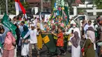 Umat Islam mengikuti tradisi Ngarak Perahu di kawasan Pasar Lama, Tangerang, Banten, Senin (16/9/2024). (merdeka.com/Arie Basuki)