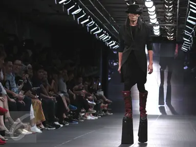 Model membawakan busana ISIS di Mens Fashion Week 2015 di Plaza Indonesia, Jakarta, Kamis (17/9/2015). Isis dengan koleksi  terbarunya Ulterior, Ermenegildo Zegna dengan koleksi Sombre warna-warna gelap. (Liputan6.com/Angga Yuniar)