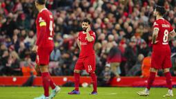 Pemain Liverpool, Mohamed Salah, tampak kecewa stelah ditaklukkan Atalanta pada leg pertama perempat final Liga Europa 2023/2024 di Anfield, Jumat (12/04/2024). Kemenangan ini membuat Atalanta bisa bermain dengan nyaman di leg kedua. Sementara Liverpool sendiri nantinya harus bekerja ekstra keras di leg kedua di Italia. (AP Photo/Jon Super)